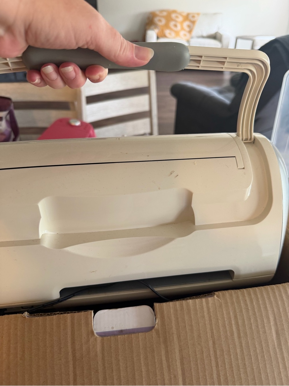Cricut Electronic Cutting Machine in Cream. Comes with font cartridges